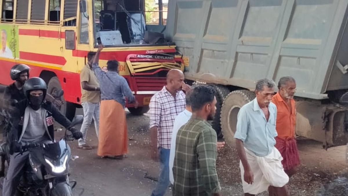 40 feared injured as KSRTC bus crashes into parked lorry at Eramalloor in Kerala
