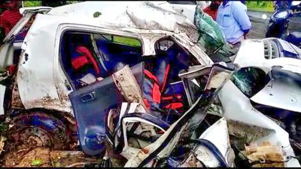 Three killed as car rams on tree in Kerala
