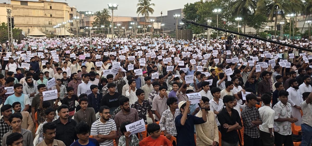 On May 11, students proposed placards for drugs against drugs at an anti-drug conference organized by the Smart Islamic Student Organization. On May 11, students proposed placards for drugs against drugs at an anti-drug conference organized by the Smart Islamic Student Organization.