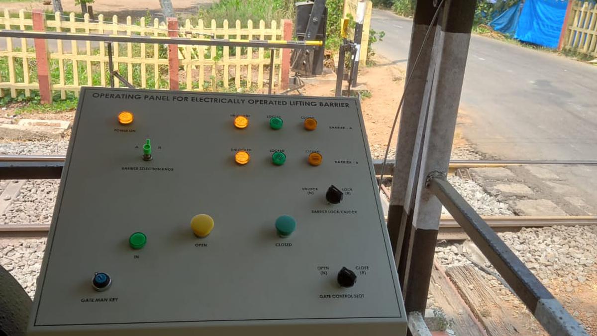 Level crossing gates to be replaced with electronic interlocking system soon