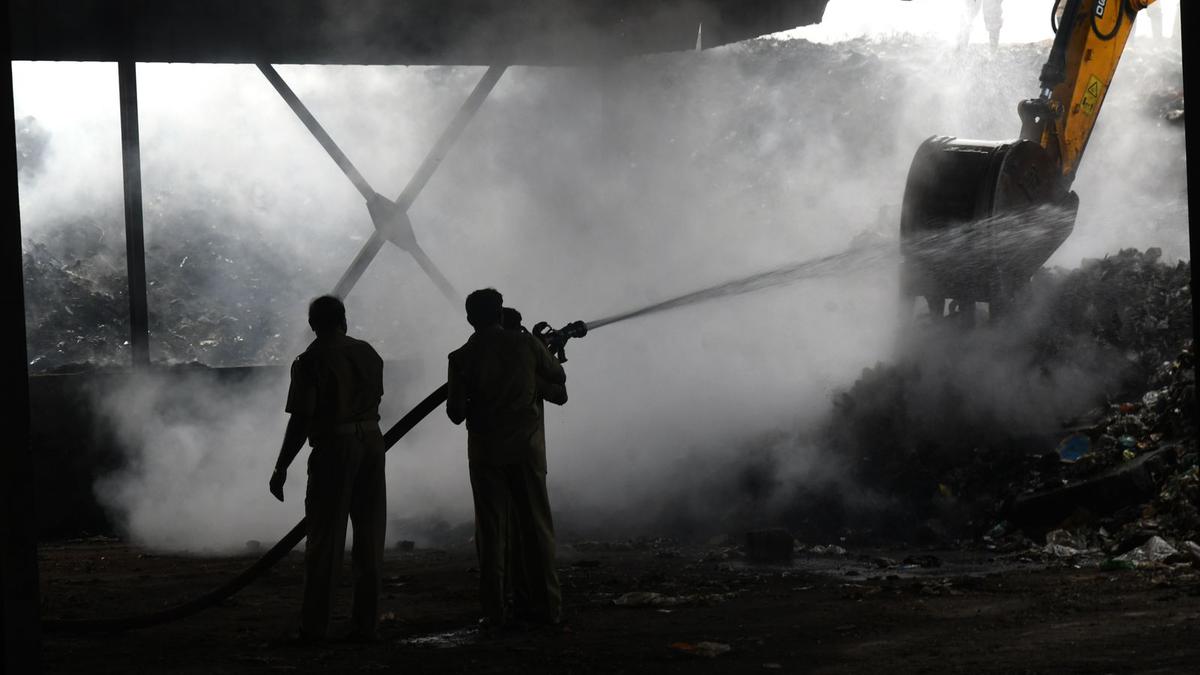 Brahmapuram fire | Kochi waste collection suspended; firefighters complain of vomiting and dizziness