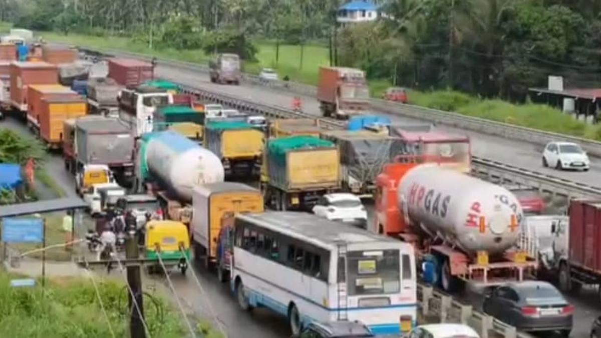 Traffic grinds to a halt on NH stretch between Mudikkode and Peechi