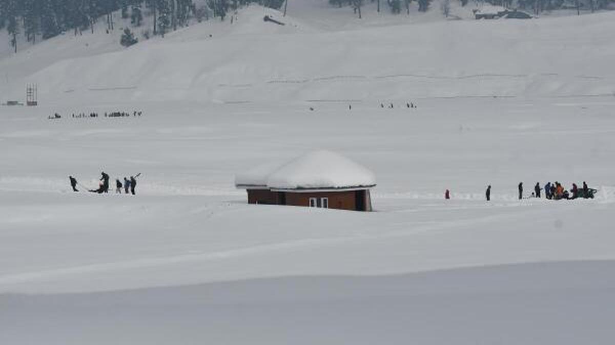 Rains lash Kashmir Valley; fresh snowfall in Gulmarg