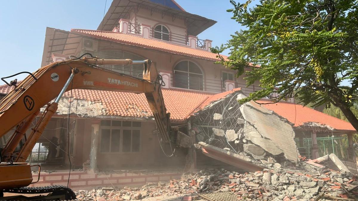 HYDRAA brings down BRS leader’s guest house and other structures at Ameenpur