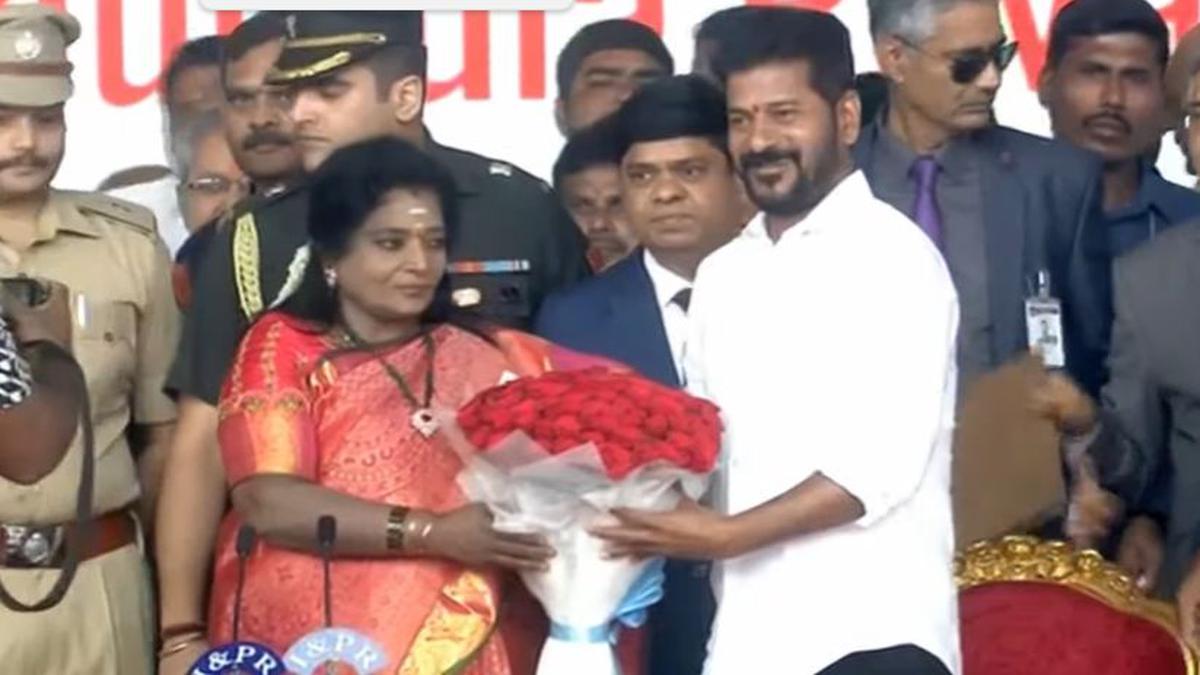 Telangana CM Swearing-in Ceremony LIVE: Revanth Reddy Sworn In As CM ...