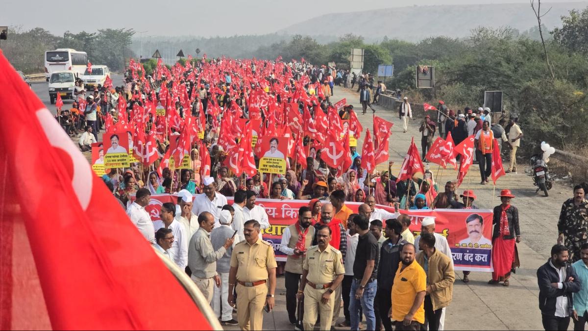 सीपीआय(एम)-एआयकेएस नाशिक मोर्चाने नाशिक-मुंबई महामार्गावर प्रजासत्ताक दिन साजरा केला