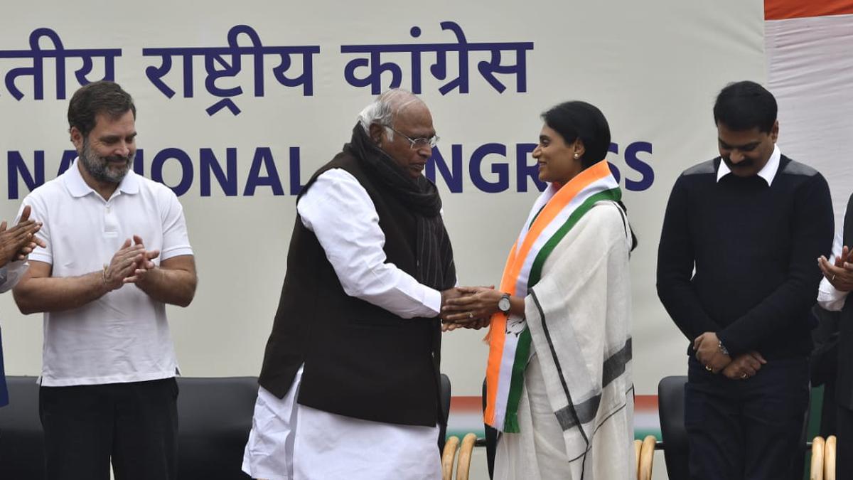 YSR Telangana party leader Sharmila joins Congress