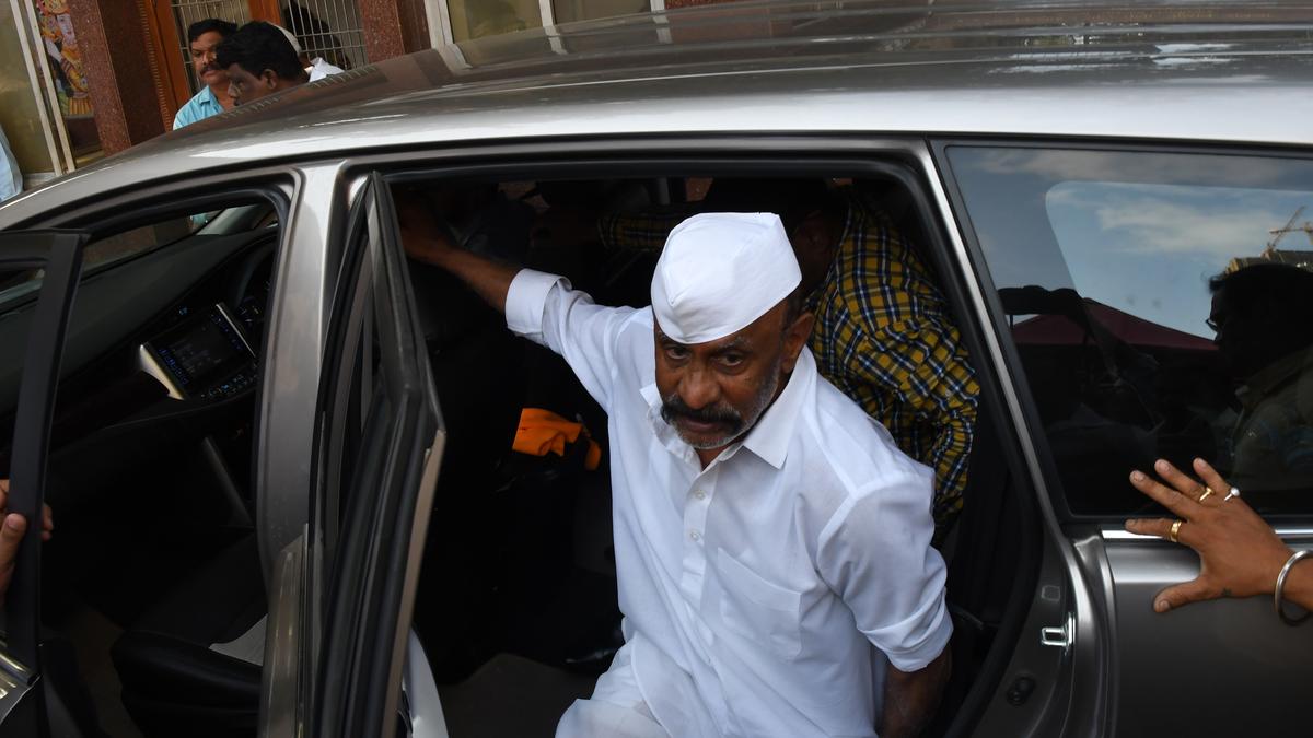 Supreme Court stays High Court order to consider premature release of gangster-turned-politician Arun Gawli