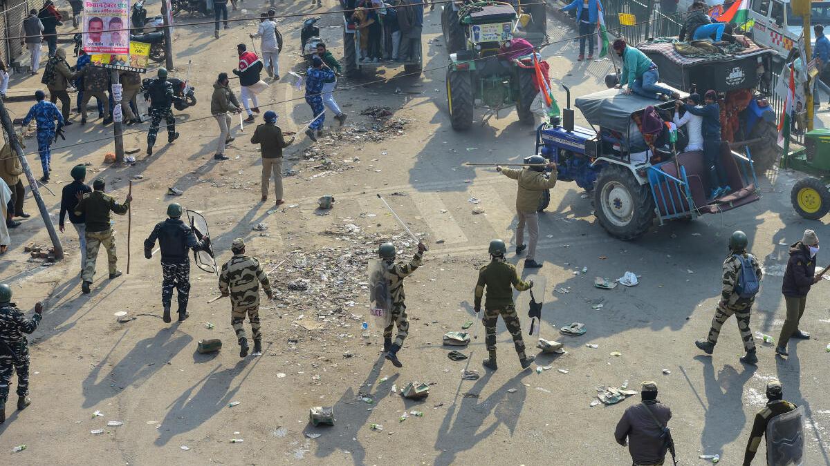 R-Day farmers tractor rally live updates | Samyukt Kisan Morcha calls off rally with immediate effect