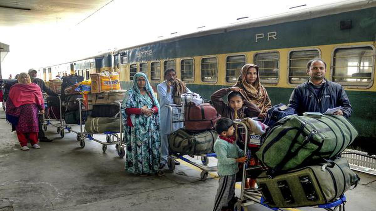 Pakistan suspends Samjhauta Express train service