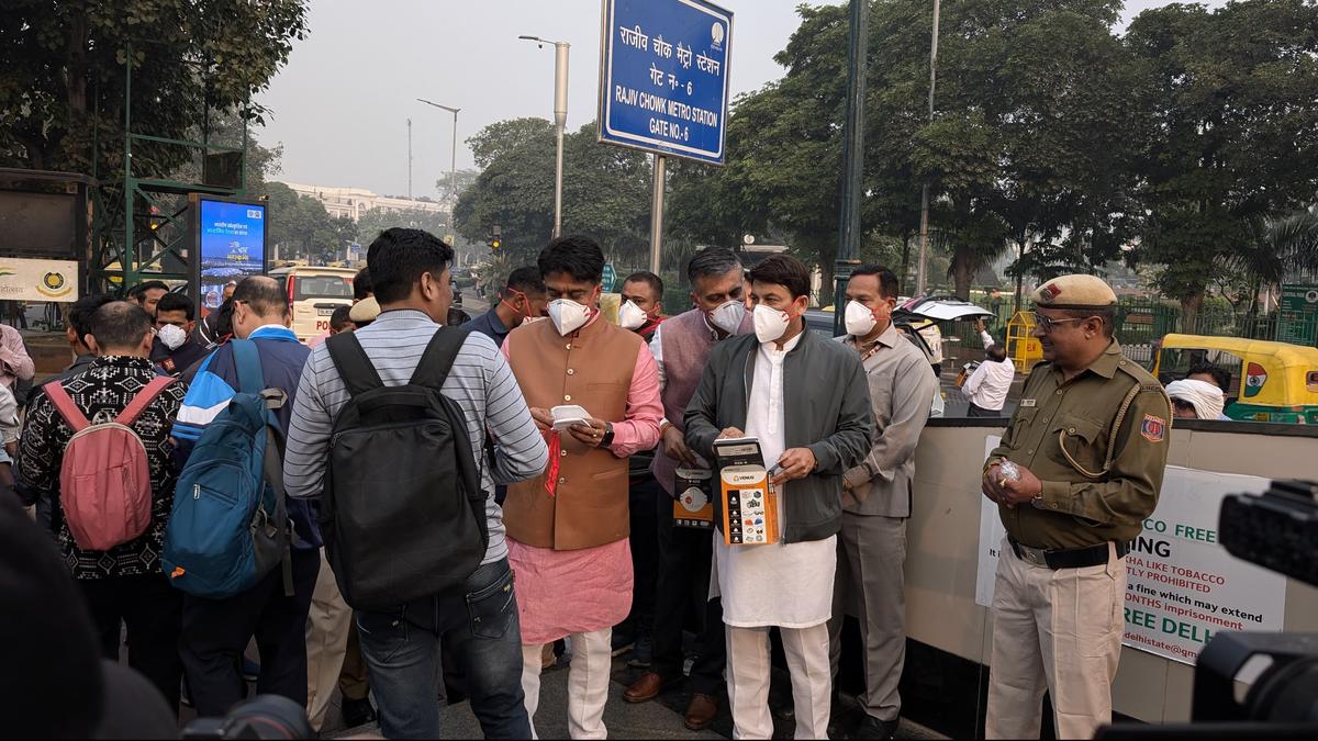 Delhi air pollution highlights: AQI at 471; Environment Minister says call on odd-even measures to be taken soon