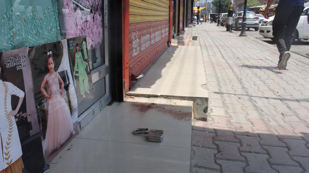 Police cut shop locks of protesting traders in Srinagar’s Lal Chowk, allege traders