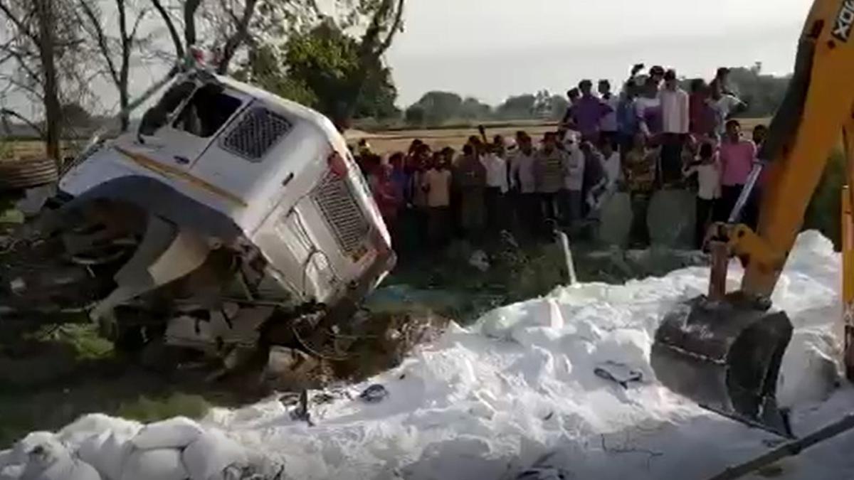 Coronavirus lockdown | 25 migrant workers die in Uttar Pradesh road accident