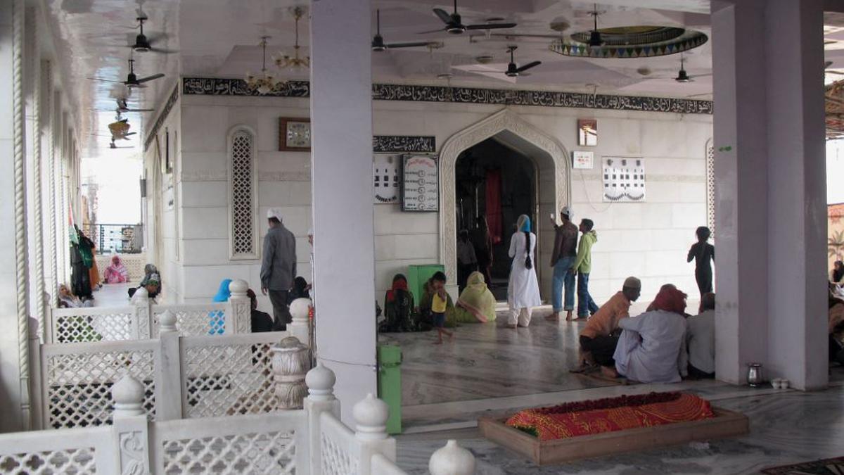 Devotees defying lockdown dispersed at Rajasthan dargah