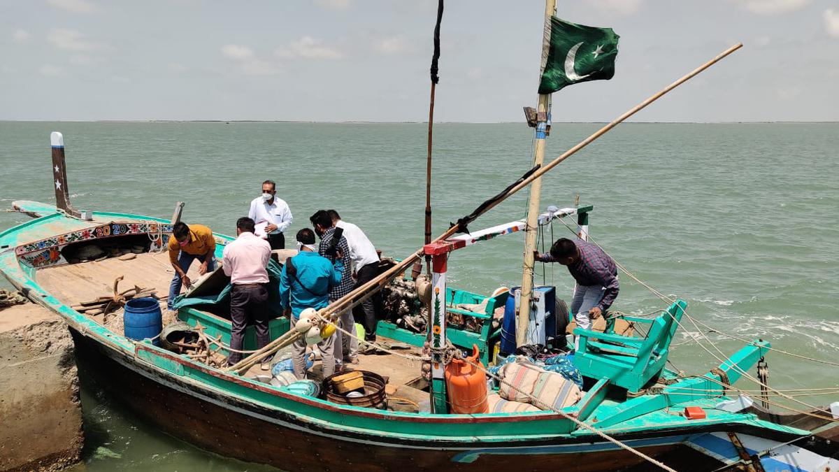 8 Pakistan men held with drugs in sea