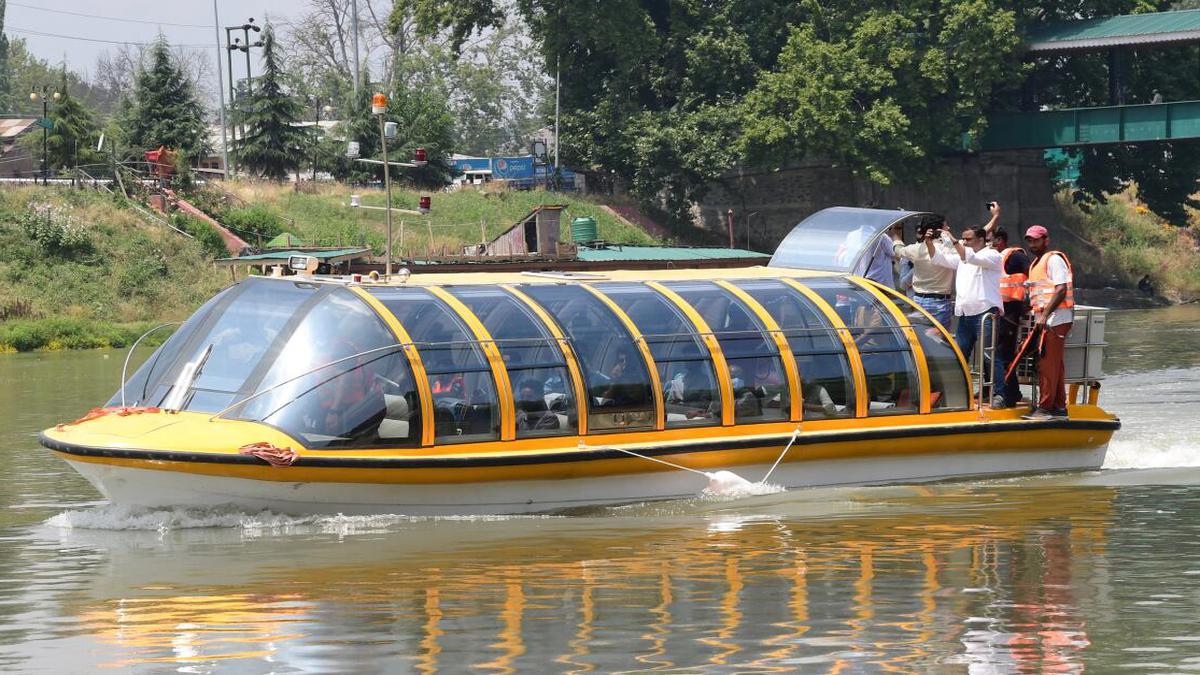 Watch | Luxury bus-boat service in Srinagar