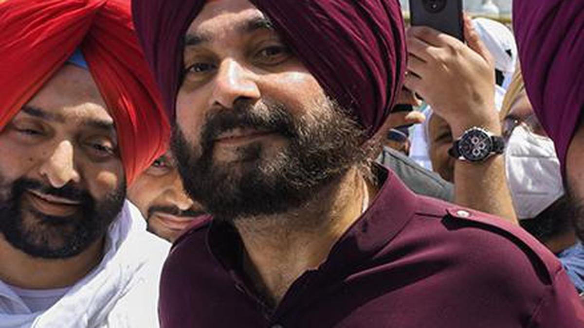 Now, Sidhu targets Amarinder govt. over sugarcane prices