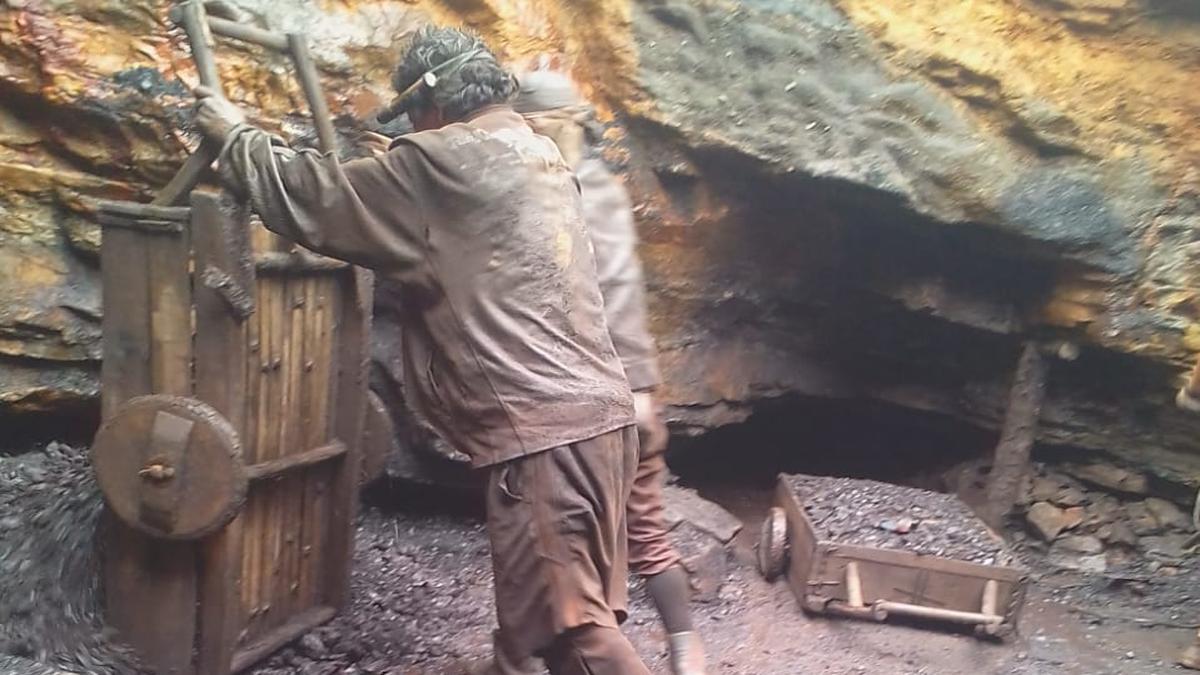 मेघालय की कोयला खदान में डायनामाइट विस्फोट के बाद पांच मजदूर फंसे - द हिंदू