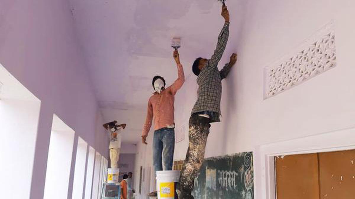 Coronavirus lockdown | In Rajasthan, migrant workers repair and paint government school that sheltered them