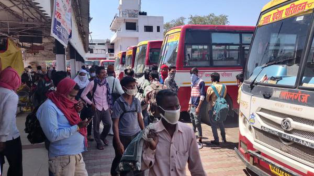 Coronavirus lockdown | Uttar Pradesh govt arranges 1,000 buses for stranded migrant workers