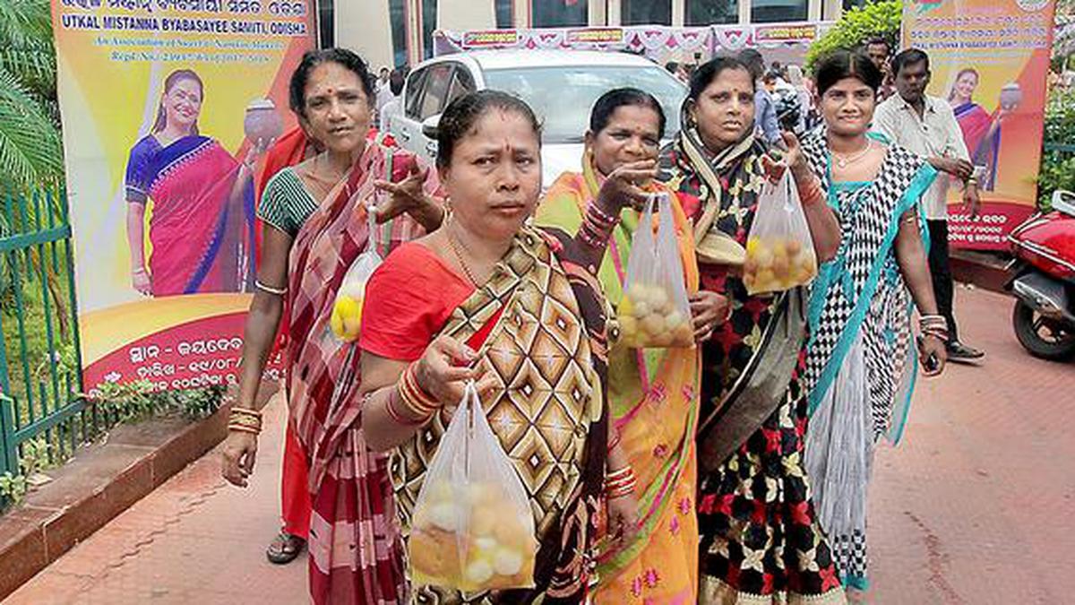 Traders celebrate GI tag to Odisha rasagolas - The Hindu