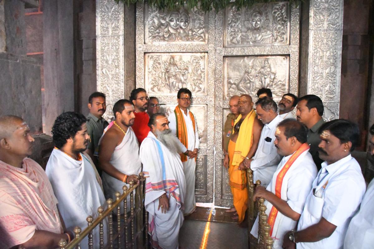 KURNOOL 25/10/2022 The Bhramarambha Mallikarjuna Swamy Temple doors being closed at 6 a.m. on Tuesday in view of the Solar Eclipse at Srisailam.