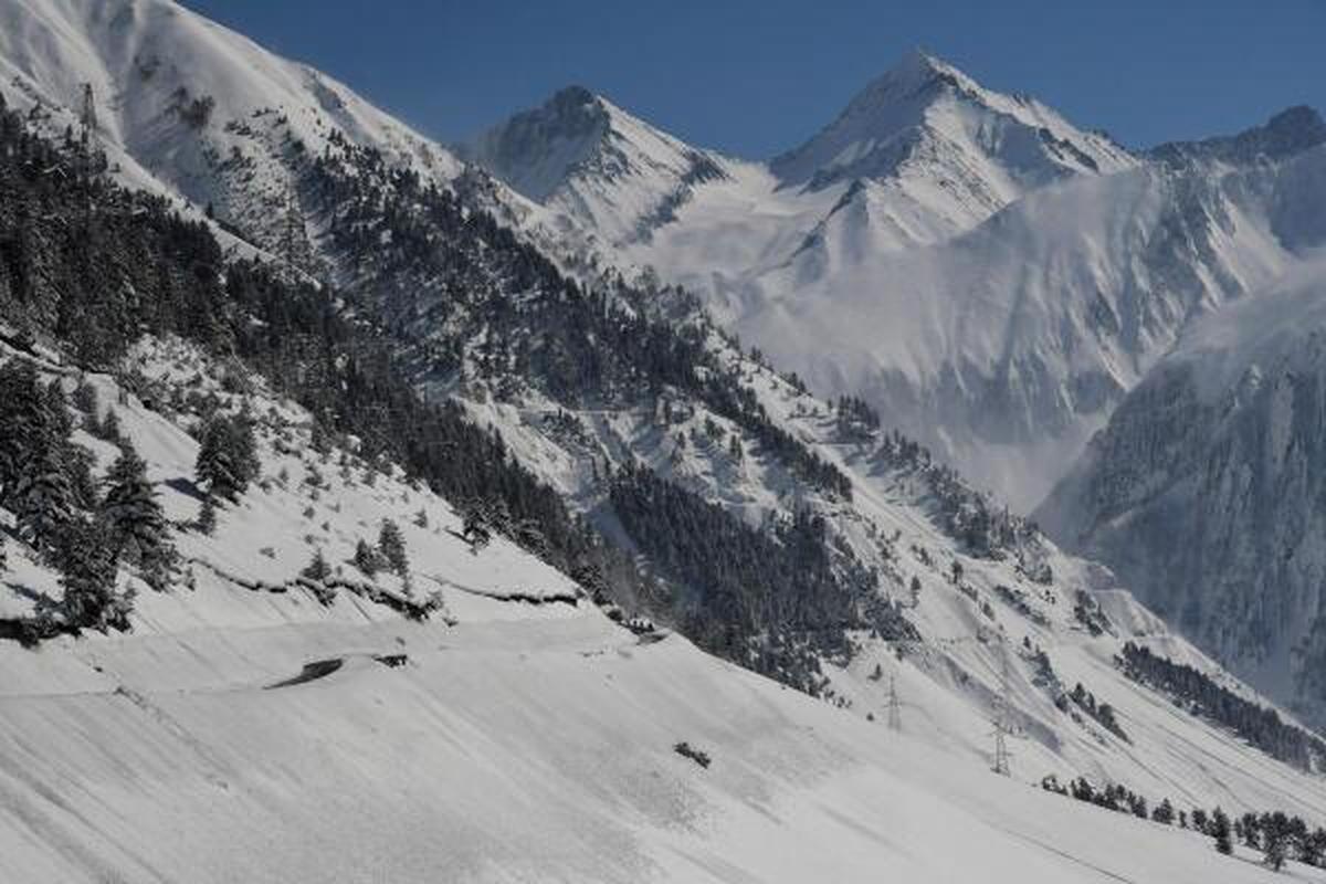 Major highways closed; high-altitude villages cut off after snowfall, rains in J&K