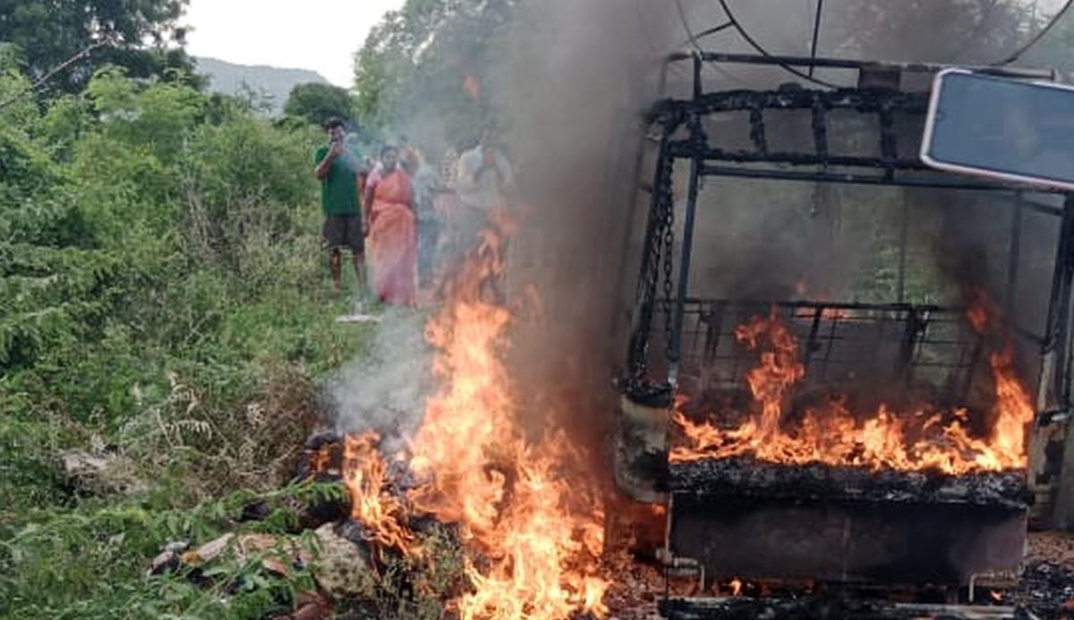 autorickshaw%20on%20fire%20anantapur.jpe