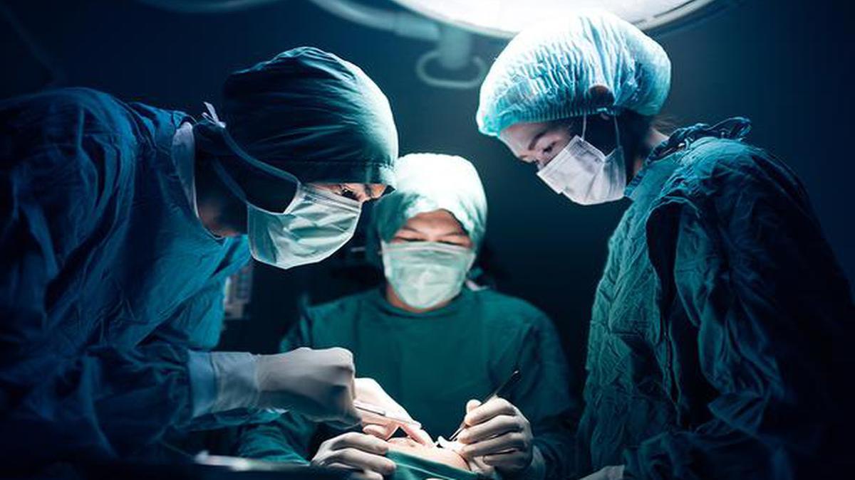 Les opérations chirurgicales doivent-elles être retransmises en direct ?  Le NMC crée un comité pour formuler des recommandations
