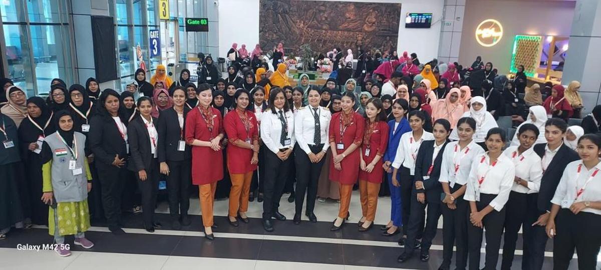 Women Haj pilgrims with the all-woman crew of Air India at the Calicut airport before departing for Jeddah. Photo: Special Arrangement