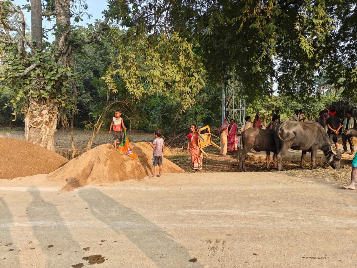 बरगाडीह गांव में भाजपा कार्यकर्ताओं द्वारा डंप किया गया रेत