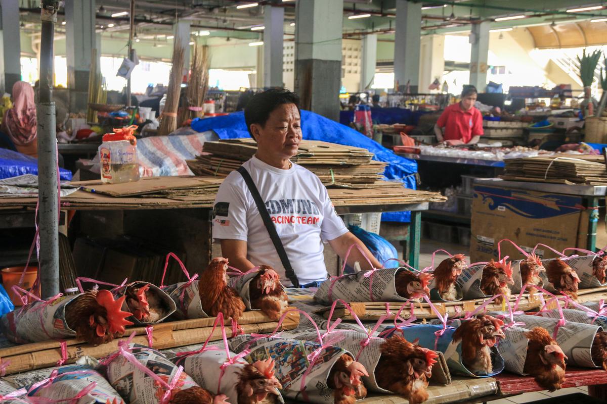 诗巫中央市场出售从肉类到蔬菜等各种商品。