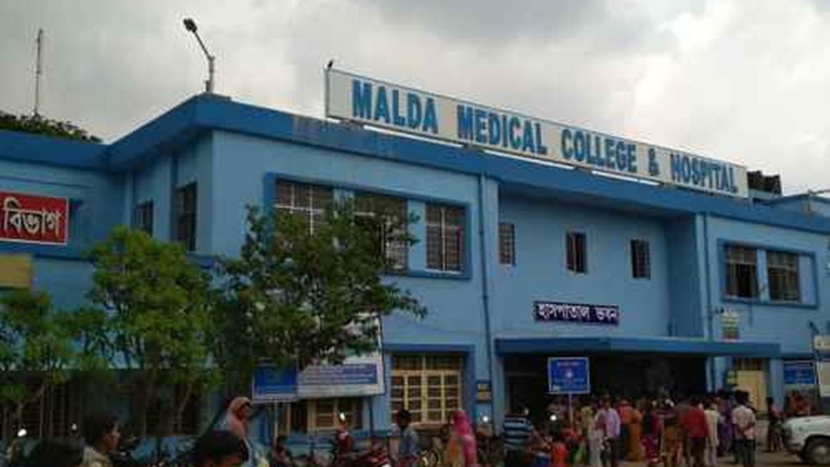 https://th-i.thgim.com/public/news/national/q21knl/article68661399.ece/alternates/LANDSCAPE_1200/Malda%20Medical%20College.jpg