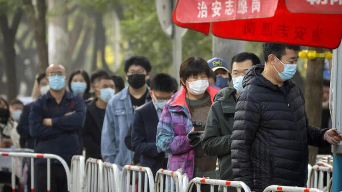 China reports 10,000 new virus cases, capital closes parks