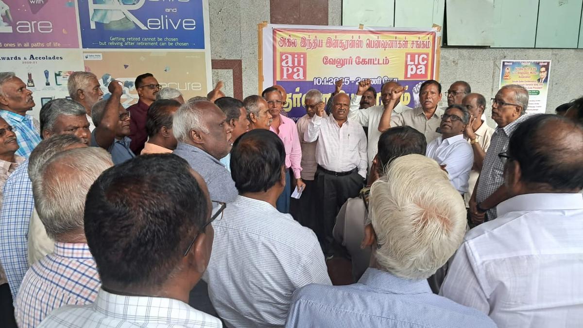 LIC pensioners’ association holds demonstration; puts forth various demands