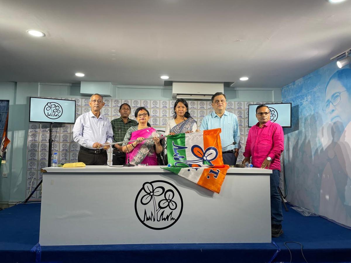 International athlete from West Bengal Swapna Barman joins Trinamool ahead  of Assembly polls - The Hindu