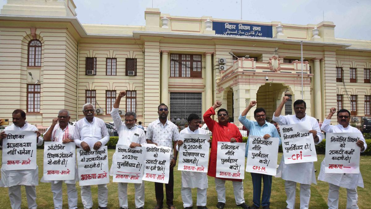 Left parties protest against Nitish government for changing domicile norms