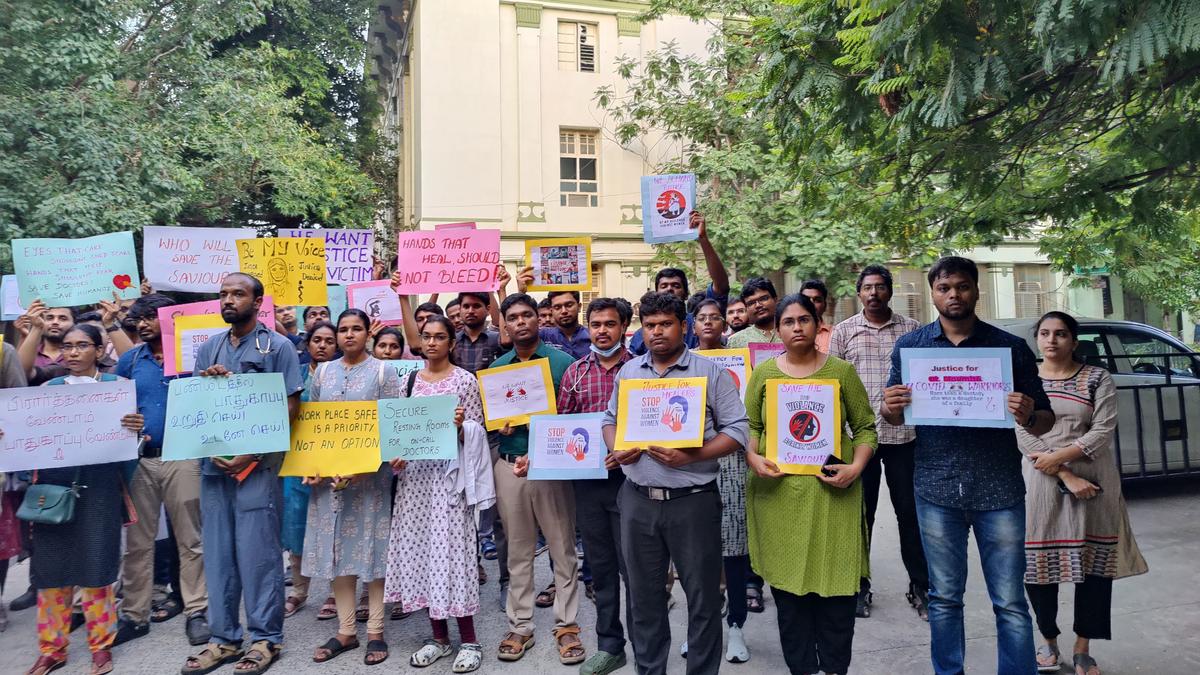 Kolkata doctor rape-murder: Madras Medical College students stage candlelight march