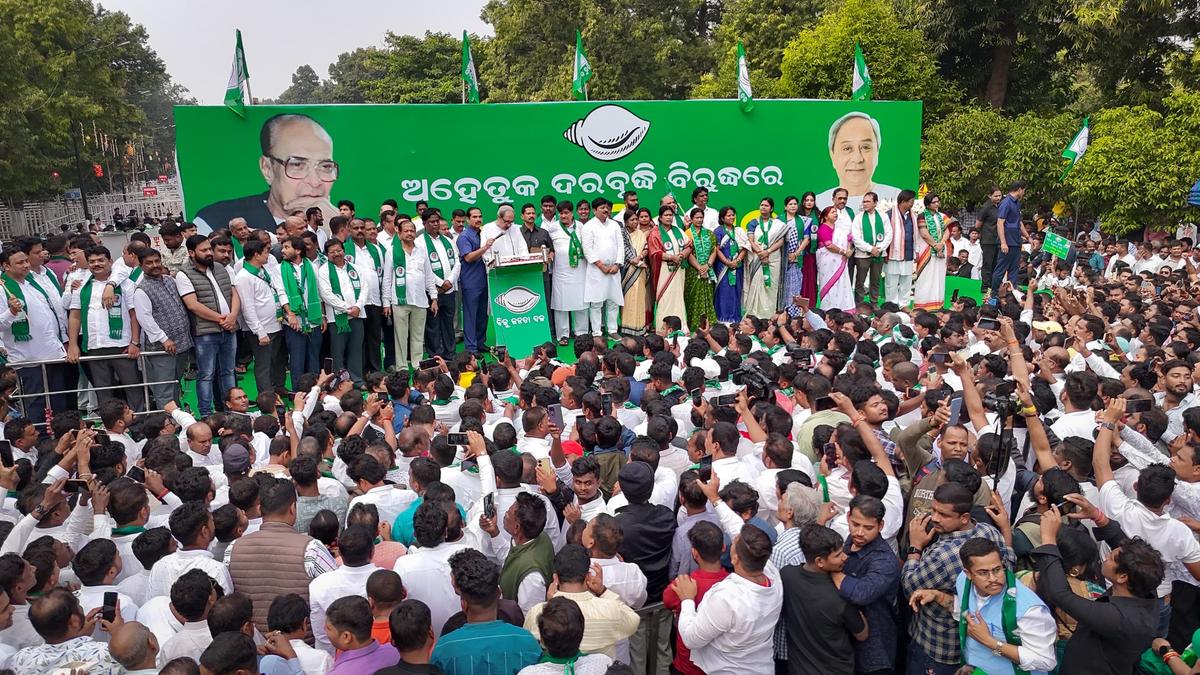 Naveen launches scathing attack on Mohan Majhi government leading a massive BJD demonstration