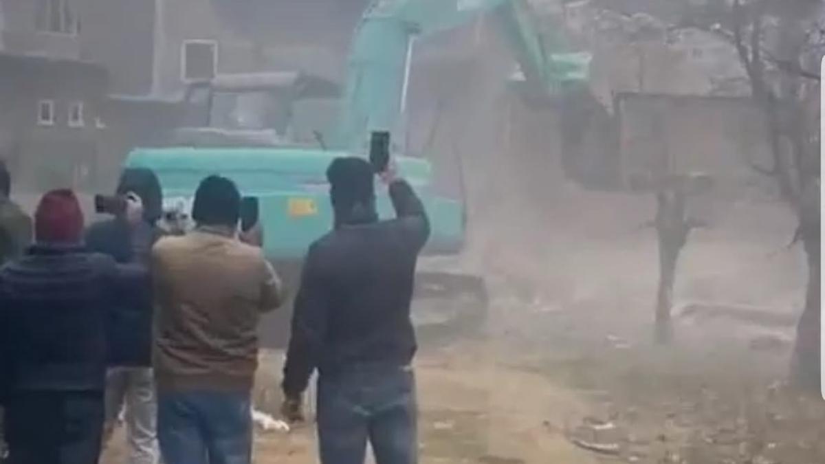 ‘Illegal’ house of the Nengroos, also home to wanted Jaish militant Ashiq Nengroo, demolished in Pulwama