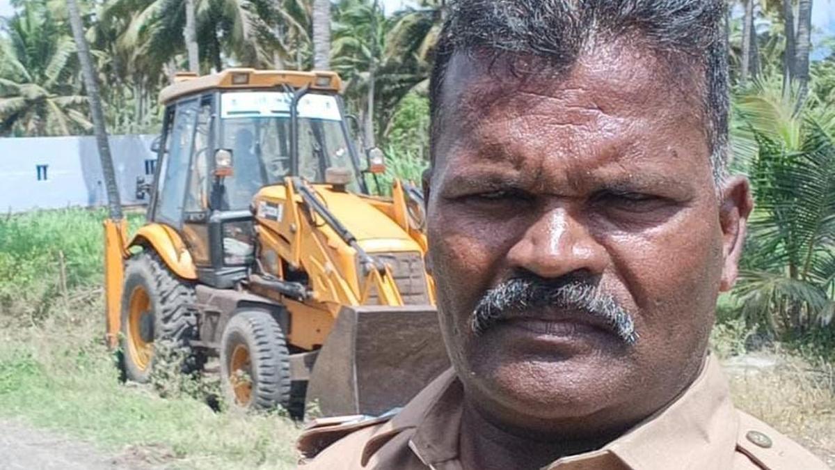 Tiruppur Special Sub-Inspector on duty hacked to death while intervening in dispute between father and sons