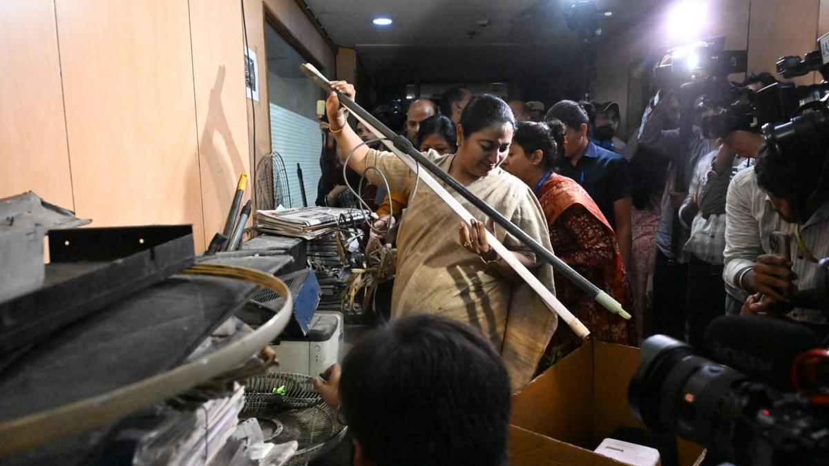 https://th-i.thgim.com/public/news/national/t43nhg/article69881597.ece/alternates/LANDSCAPE_1200/cm%20rekha%20gupta.jpg