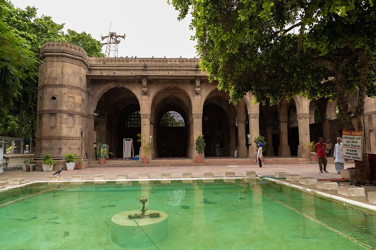 The Sidi Sayed Mosque, popularly known as Sidi Sayed ni Jali, is known for its intricate jaali and latticework. I was truly blown away by the 'tree of life' depiction, in which the branches are intricately intertwined. It is a symbolic representation of the city as well as the logo of the prestigious Indian Institute of Management Ahmedabad. The symbol can be seen everywhere in the city. It was built in 1572-73 AD by Sidi Sayed, an Abyssinian saint of African descent who served in Ahmed Shah's army.