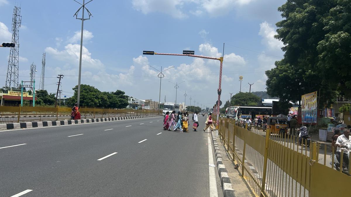 Motorists, pedestrians demand that NHAI start work on construction of FOBs in Vellore to prevent accidents