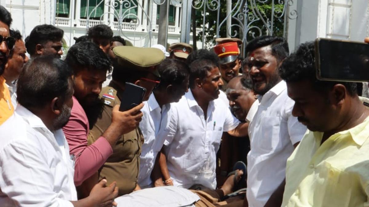 Protesters led by independent MLA take out a march to Raj Nivas condemning assault on trader