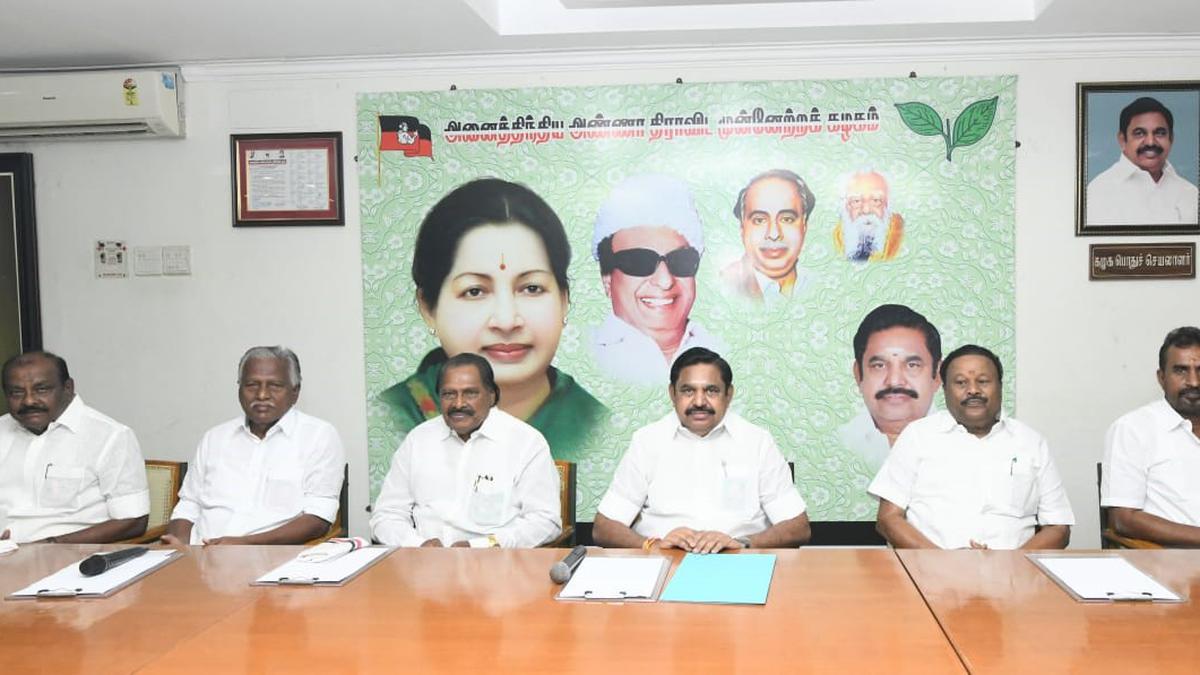 Palaniswami chairs AIADMK meeting of functionaries and legislators