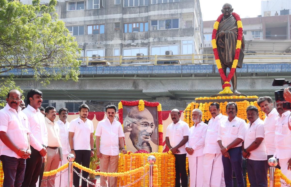 O ministro-chefe MK Stalin no evento realizado para prestar homenagem a Mahatma Gandhi em seu aniversário de morte. O ministro-chefe MK Stalin no evento realizado para prestar homenagem a Mahatma Gandhi em seu aniversário de morte.
