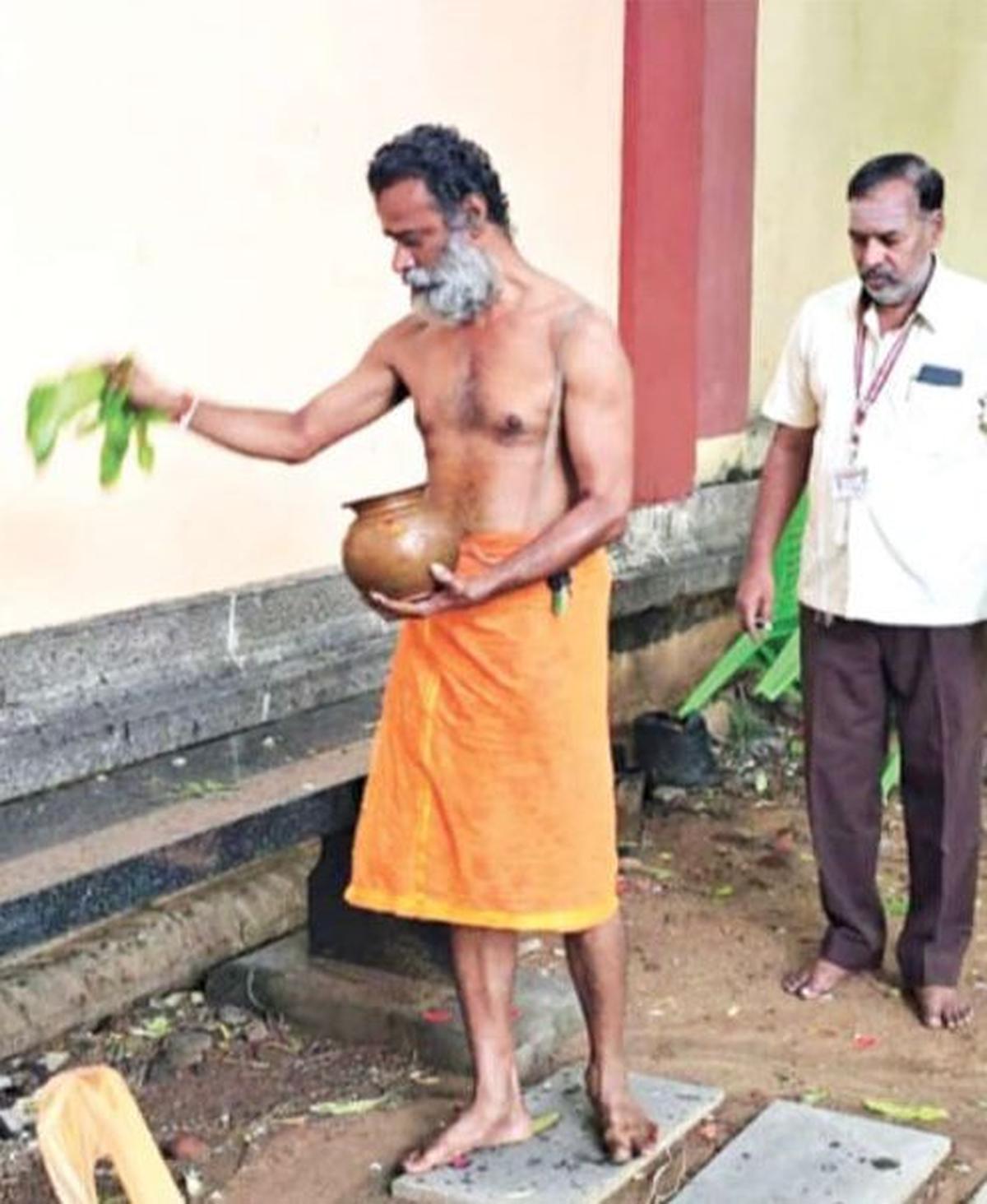 Priest of Arunachaleswarar temple in Tiruvannamalai performs special puja on June 10, 2025 Priest of Arunachaleswarar temple in Tiruvannamalai performs special puja on June 10, 2025