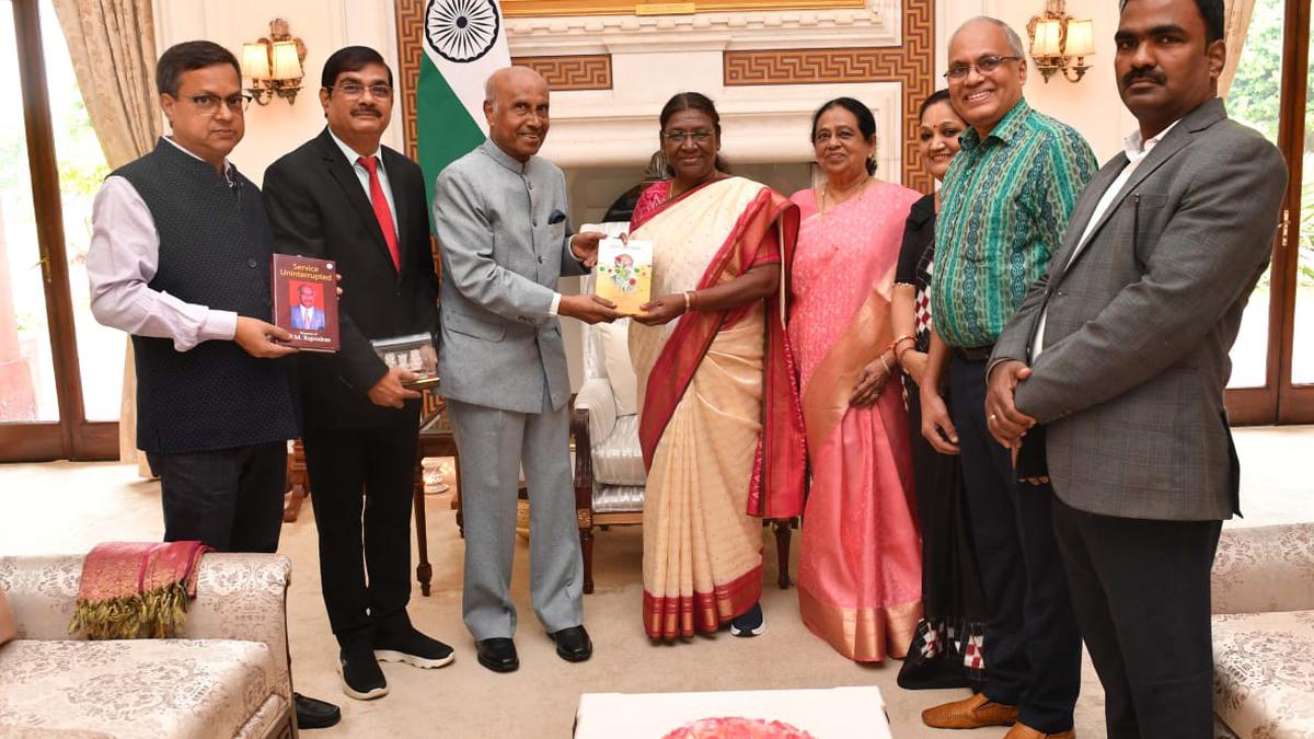 Former Odisha Governor hands over his autobiography to President