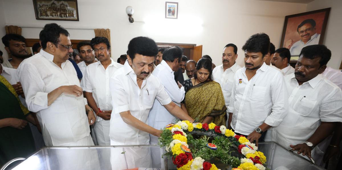 Chief Minister M.K. Stalin laying a wreath on the casket containing the mortal remains of Thirumahan Everaa.